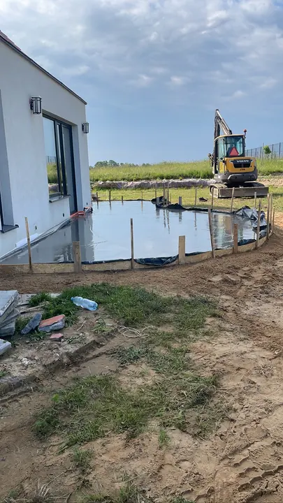 Roboty ziemne i odwodnienie terenu przy budynku