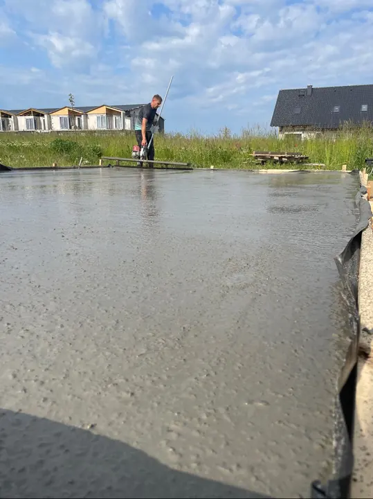 Świeżo wykonana płyta betonowa