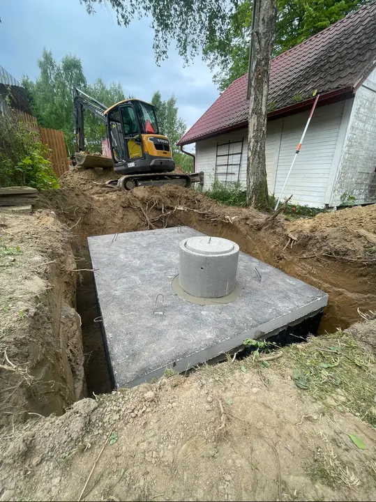 Montaż zbiornika betonowego w wykopie