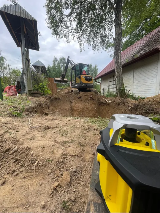 Roboty koparką w trudno dostępnym miejscu