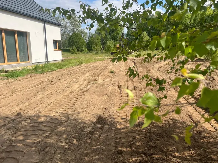 Niwelacja i wyrównanie działki