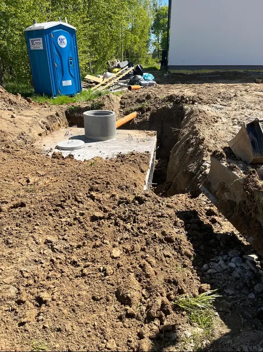 Wykop instalacyjny przy budynku