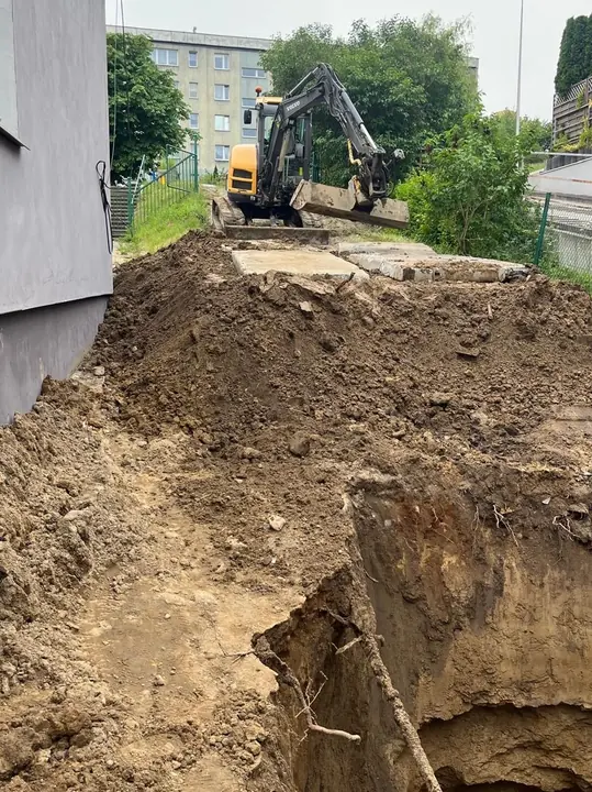 Wykop i przygotowanie terenu przy budynku