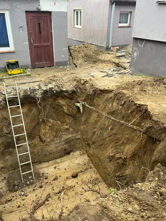 Głęboki wykop fundamentowy z zabezpieczeniem