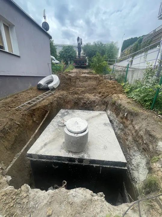 Osadzony zbiornik betonowy przy domu