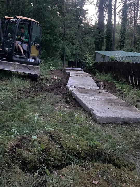 Betonowa podbudowa wykonana w terenie leśnym