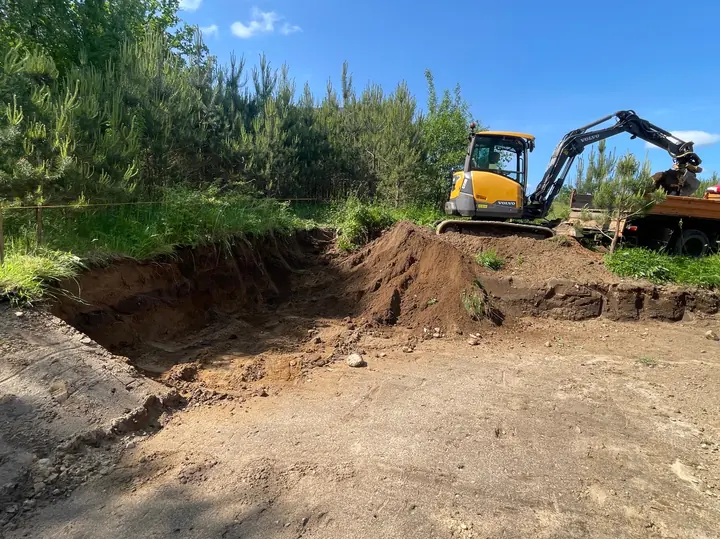 Kształtowanie skarpy i terenu koparką