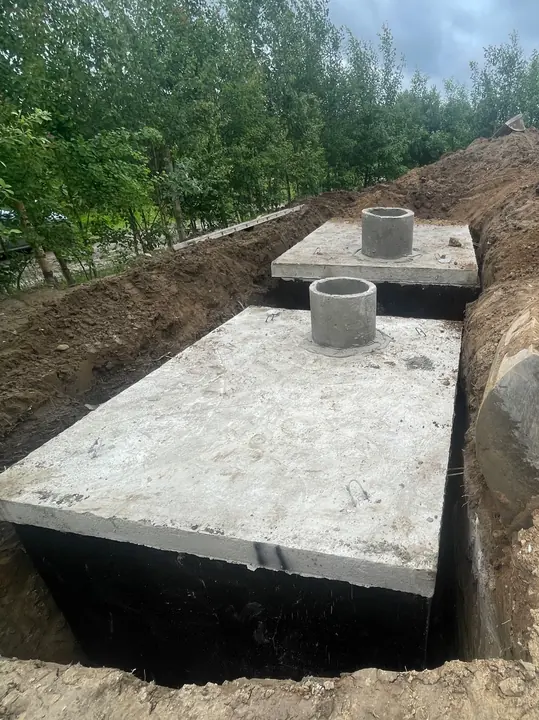 Betonowy zbiornik z włazami po posadowieniu