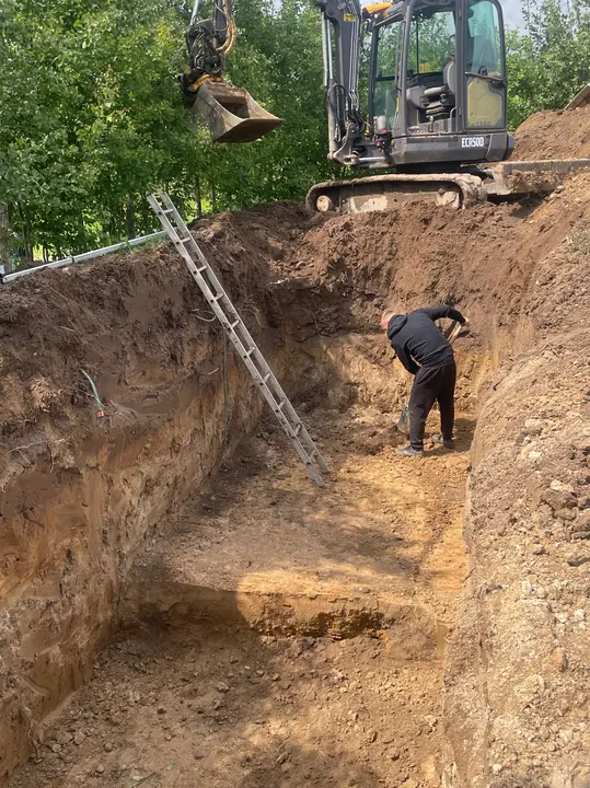 Głęboki wykop wykonywany przez ekipę FundKop