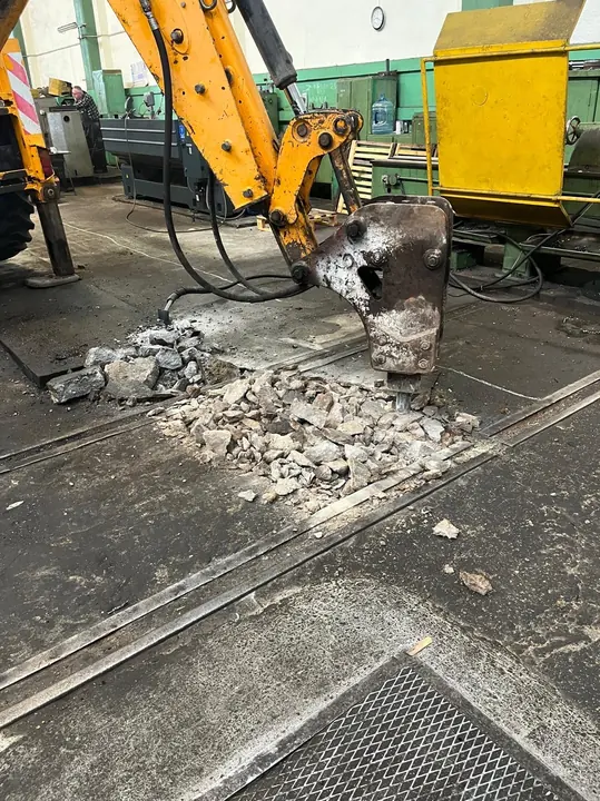 Kruszenie betonu młotem hydraulicznym
