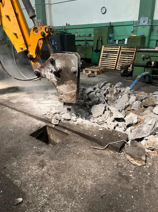 Wyburzenie betonowej nawierzchni koparką